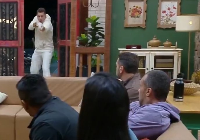 Tiagupereira2's tweet photo. O sacha 🤣🤣🤣🤣🤣
#RoçaAFazenda #EliminaçãoAFazenda #AFazenda #FicaGui #FicaSacha #FicaLuana https://t.co/Y34eEs5oQl