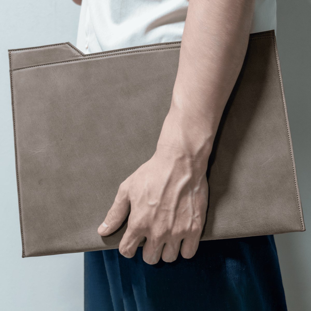 MaisonDimension's tweet photo. いつもお財布の紹介が多くなってしまいますが、LAPTOP_SLEEVEもDim.の隠れた人気商品です。
13インチノートPCの収納として、書類をまとめて入れるドキュメントケースとして、質の良いレザーのスリーブケースはいかがでしょう？
 #革製品 #収納 https://t.co/YEHVSmVj52