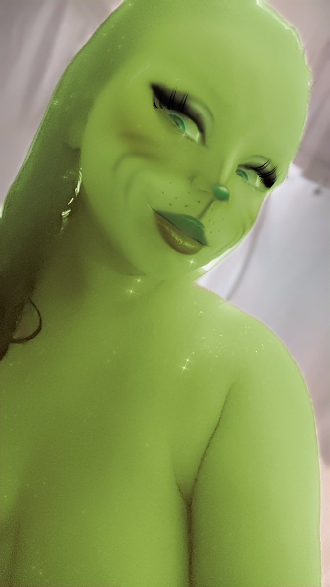 lushes_lynn's tweet photo. I could handle being the grinch! Come get I’m all the fun before the holidays start 

https://t.co/1skDQUWHOp https://t.co/ICYbJzycHr