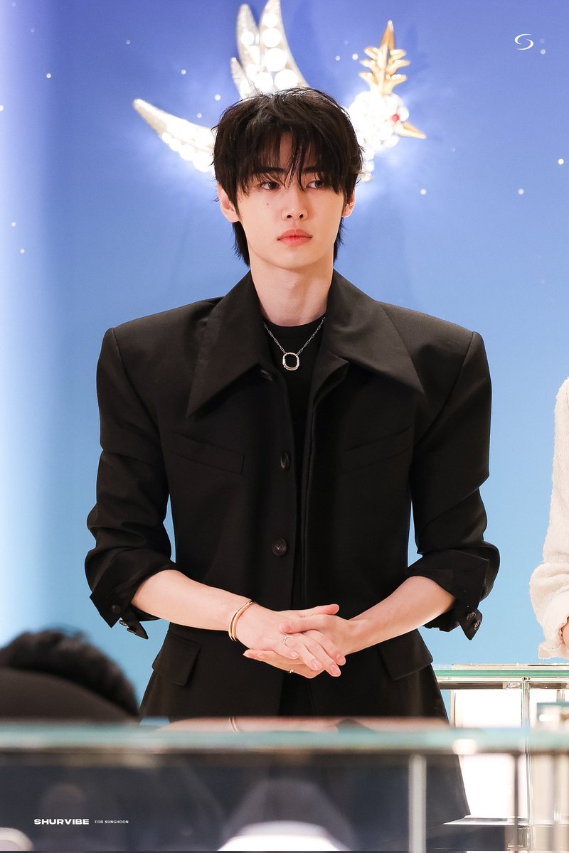 hourly_sh's tweet photo. woah sunghoon https://t.co/y9OPu0i5b7
