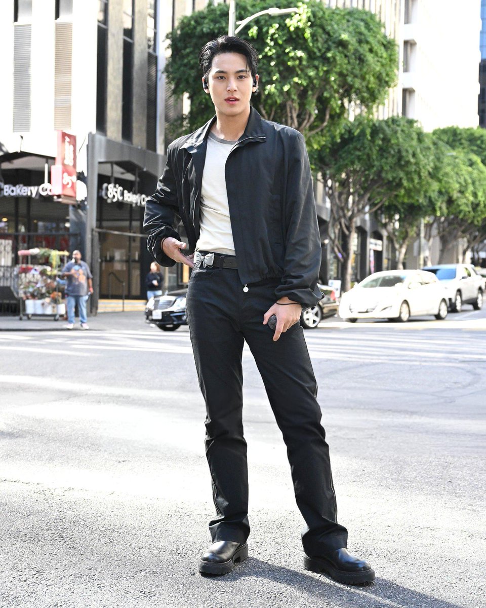 gyumedia's tweet photo. mingyu showing off his bow belt 🥰 #민규 https://t.co/lclB5cY8QC