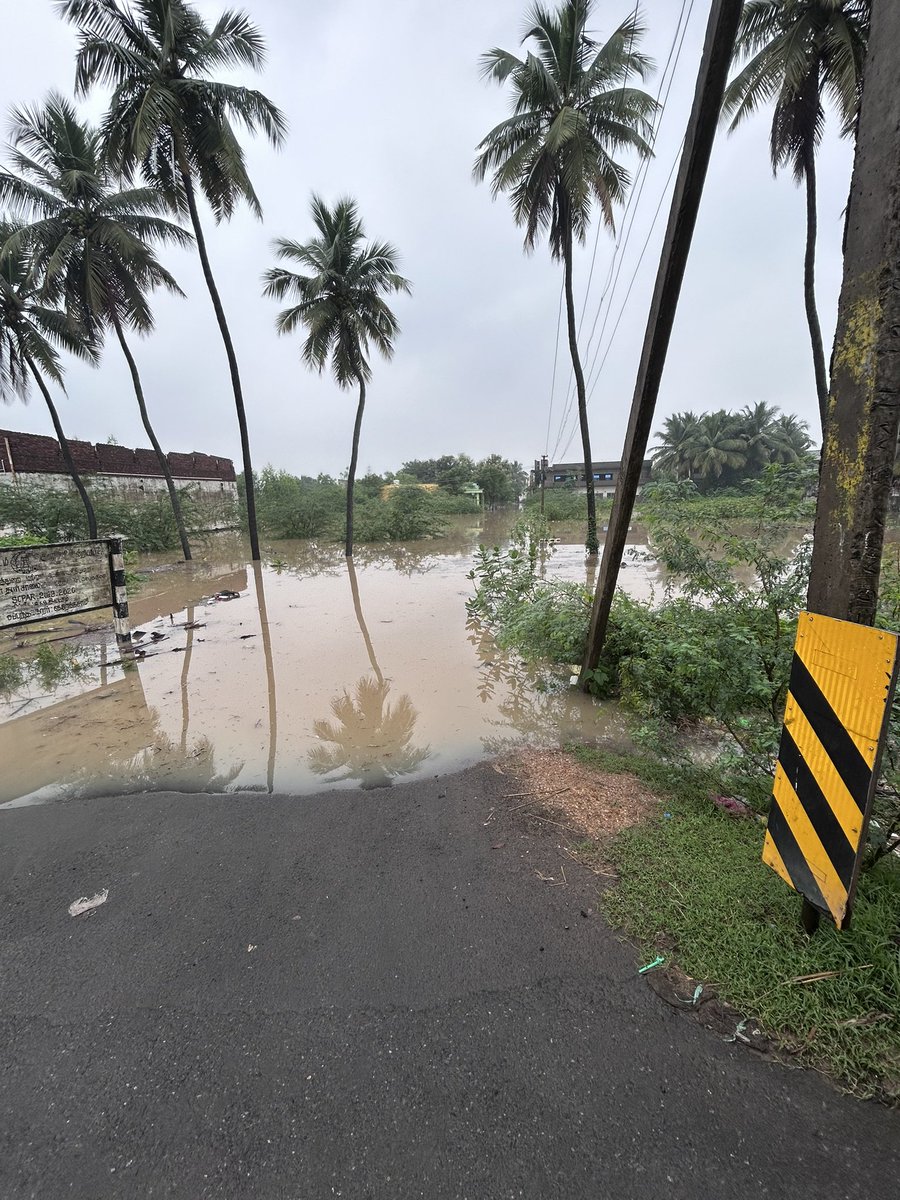 twt_abu's tweet photo. Flooded opposite to weekly market in Kattumannarkoil.

@cudcollector @sinthanaivck https://t.co/oj4N55veeI