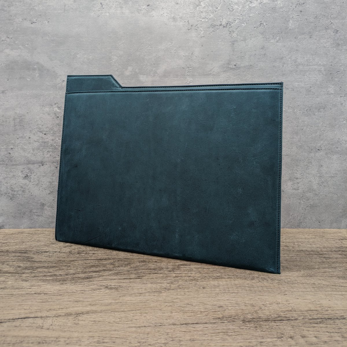 MaisonDimension's tweet photo. いつもお財布の紹介が多くなってしまいますが、LAPTOP_SLEEVEもDim.の隠れた人気商品です。
13インチノートPCの収納として、書類をまとめて入れるドキュメントケースとして、質の良いレザーのスリーブケースはいかがでしょう？
 #革製品 #収納 https://t.co/YEHVSmVj52
