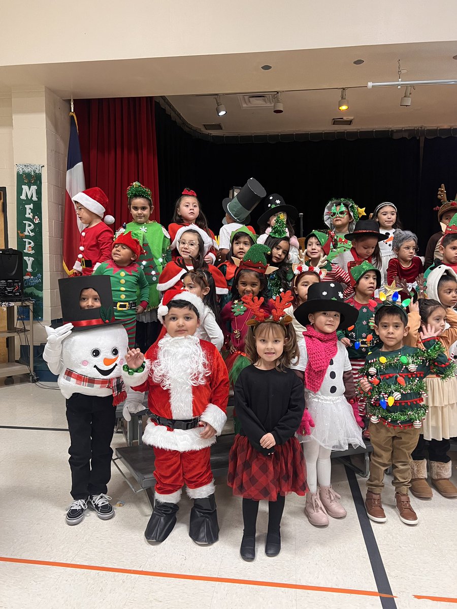 CoachVRod's tweet photo. And that’s a wrap ☑️ for our PK Holiday Program at The Hills! 🎄🎅🏽☃️ #2024 #PK @Bar6ee79 https://t.co/QwZ1TQJUPB