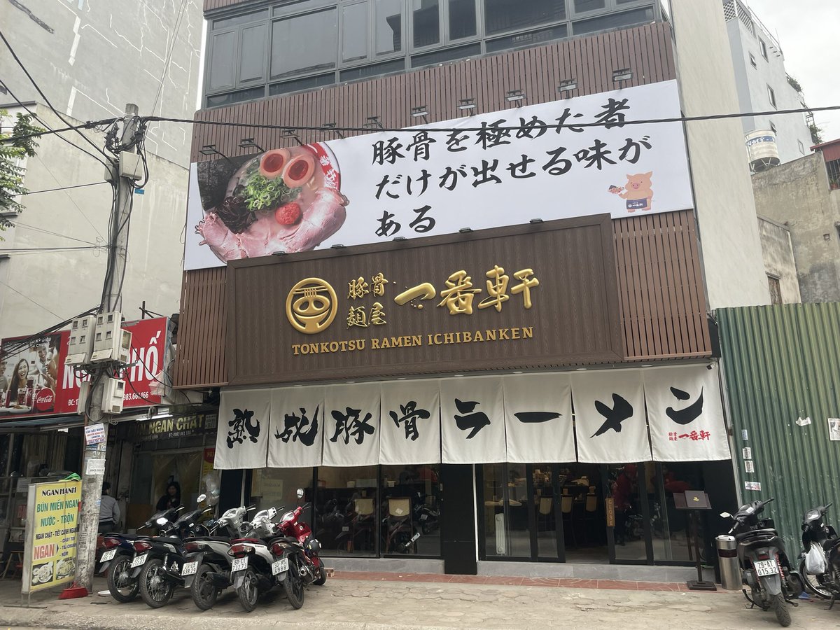 nikichi_n's tweet photo. 朝来たら、オープン祝いの花、全部盗まれてた

本当、泥棒が多い国だな

花は店内にしまいなさい、と指示しなかった自分が悪い

左:昨日　右:今日 https://t.co/mSSAaUj6VG