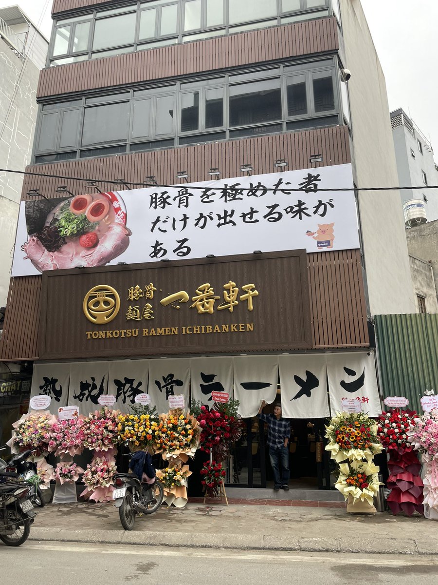 nikichi_n's tweet photo. 朝来たら、オープン祝いの花、全部盗まれてた

本当、泥棒が多い国だな

花は店内にしまいなさい、と指示しなかった自分が悪い

左:昨日　右:今日 https://t.co/mSSAaUj6VG
