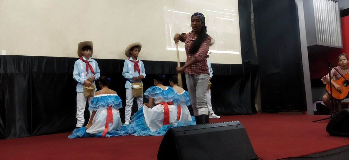 Pues si!!!!! 😃 
.
.
.
En #BueyArriba se realiza un homenaje a los trabajadores del sector de la #Cultura y a los educadores 👏👏👏

Felicidades 🎉 a todos formadores de las futuras generaciones
