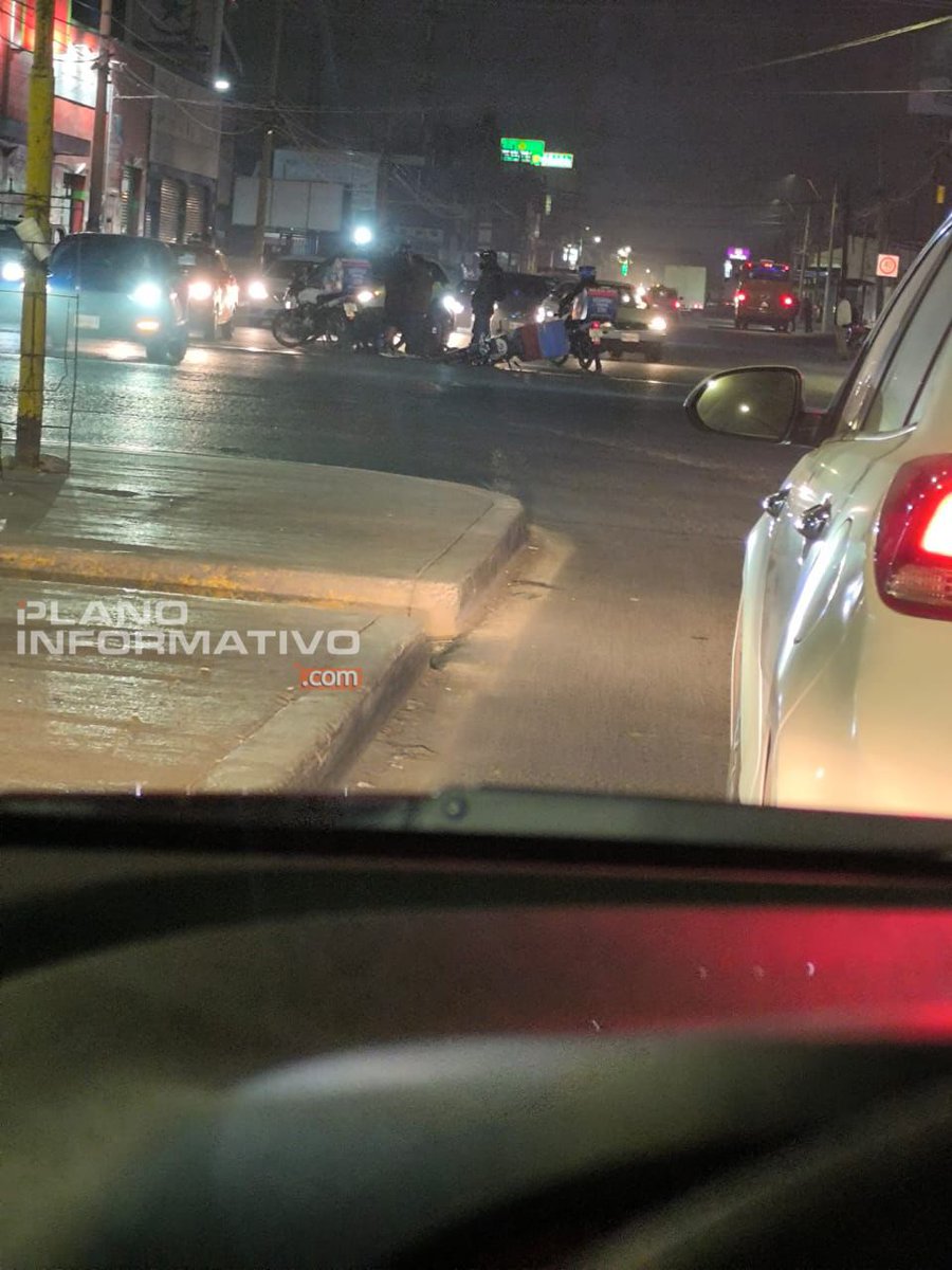 Planoinforma's tweet photo. 🚨 Atropellan a motociclista de Domino's en Periférico y B. Anaya, en estos momentos compañeros se encuentran auxiliándolo.
#ReportePI https://t.co/82gjBmCBwW