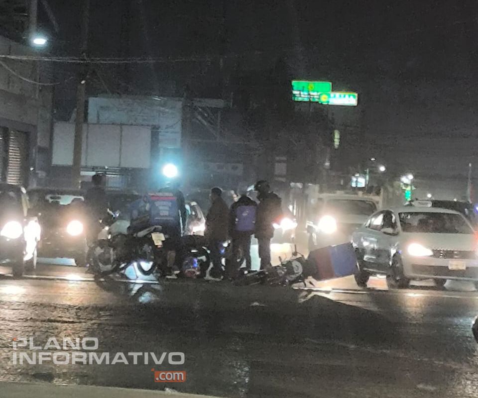 Planoinforma's tweet photo. 🚨 Atropellan a motociclista de Domino's en Periférico y B. Anaya, en estos momentos compañeros se encuentran auxiliándolo.
#ReportePI https://t.co/82gjBmCBwW