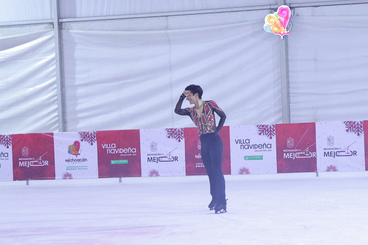 Un poco de la exhibición realizada por el patinador Donovan Carrillo en la pista de hielo de la Villa Navideña de CECONEXPO ⛸️