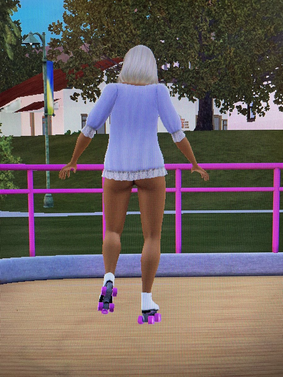 i downloaded some buggy cc for #TheSims3 and for some reason it keeps getting defaulted so a ton of my townies are walkin round like Winnie The Pooh 💀