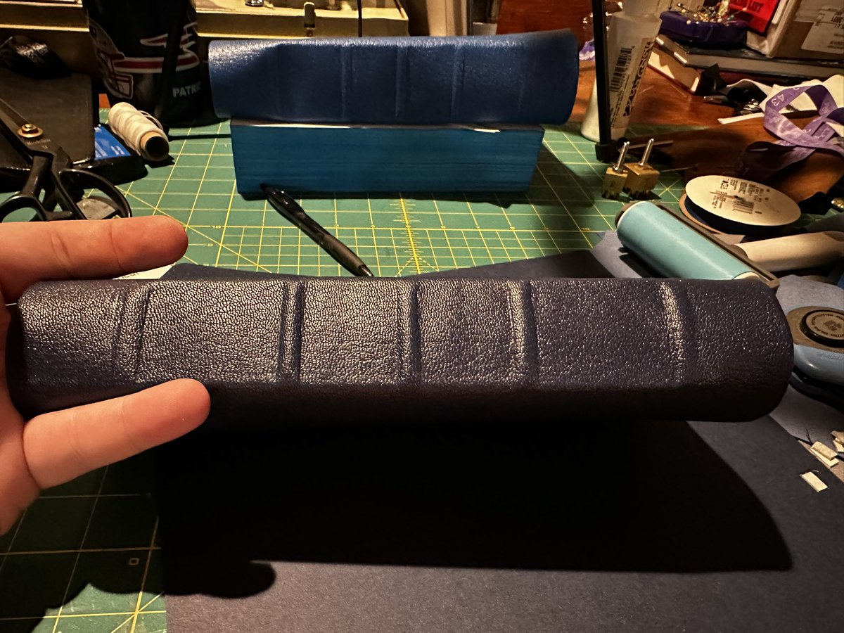 Spine night tonight! 5 raised hubs(ribs) on each of these covers. Comment below, how many hubs do you prefer on your Bible?