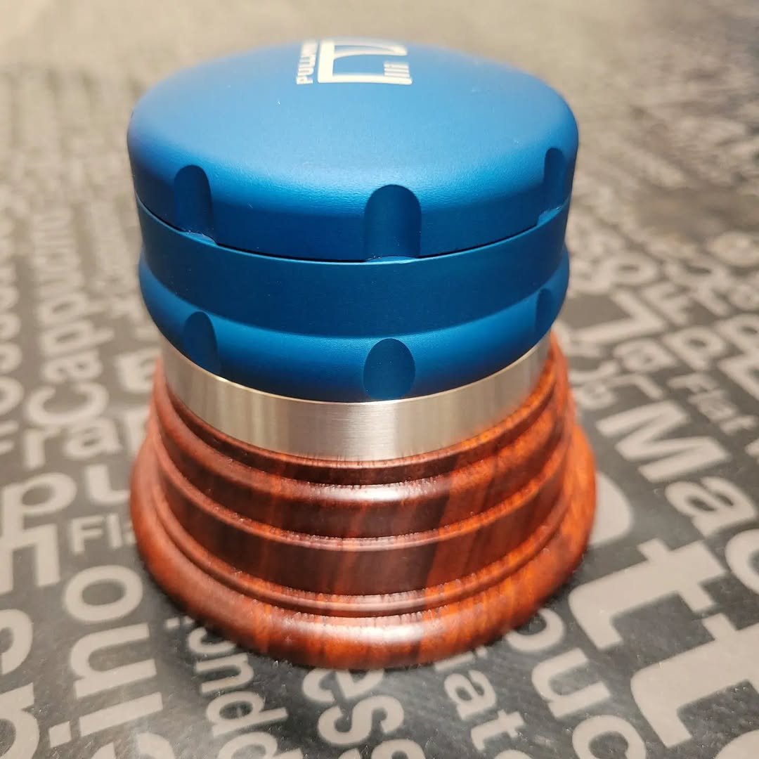 pullmanespresso's tweet image. Keep your coffee corner looking sleek and organized with our Pullman Timber Tamper Stand! 🌿 Handmade from beautiful, high-quality timber, it’s a stylish and practical way to store your tamper.

👉 Check it out here: zurl.co/wQ4f