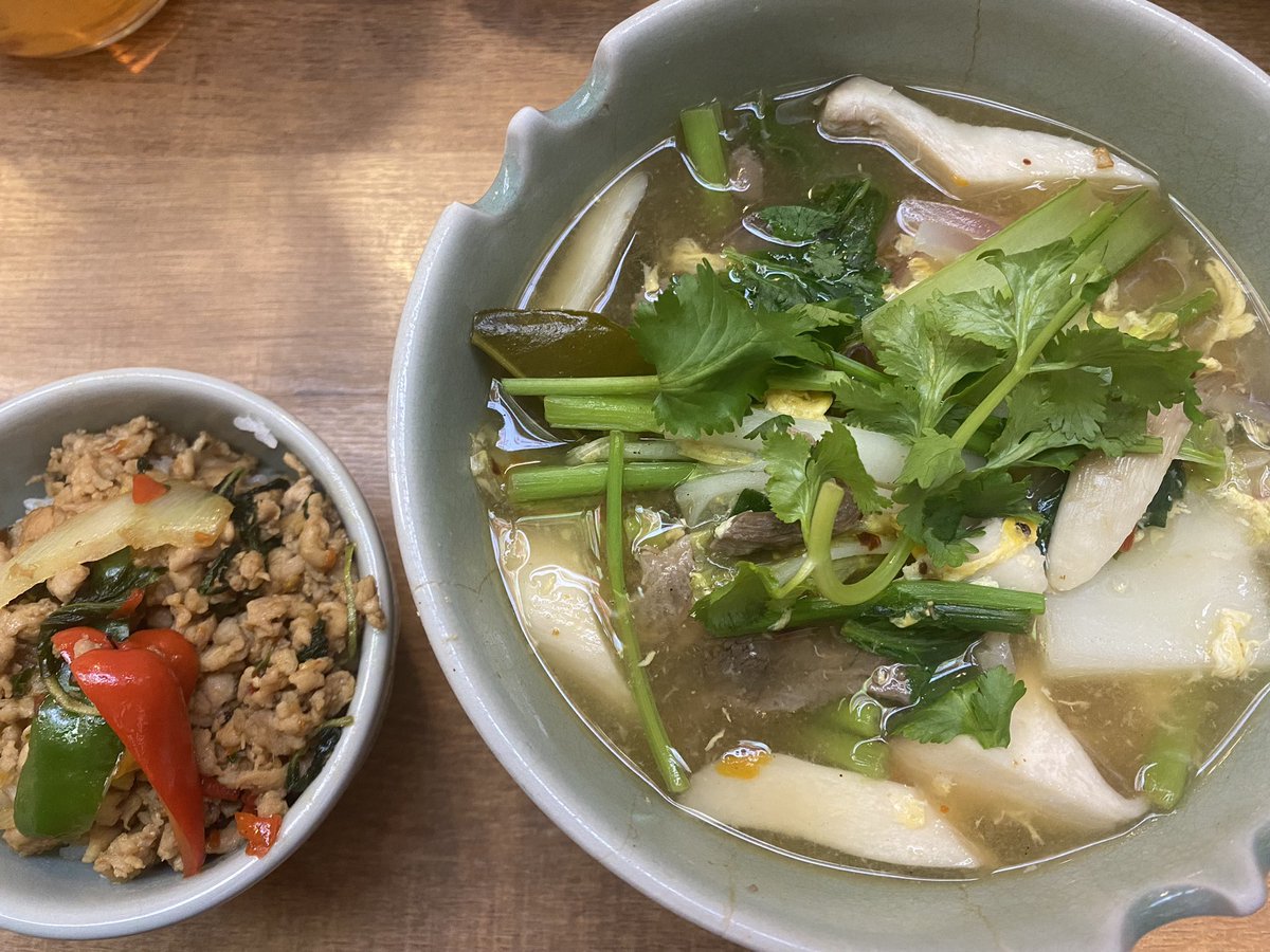 torotama55's tweet photo. 不調の兆しが続いており、今日もタイ料理。
チムチュムというスープを初めて食べた。

‥が、辛すぎる。
辛いのは好きだけど苦手というママレードボーイの歌詞に出てきそうな厄介な食の好みということもあり、結局少し残してしまった。。
タイスキくらいが自分にはちょうど良い。 https://t.co/IJ1LQRWdME