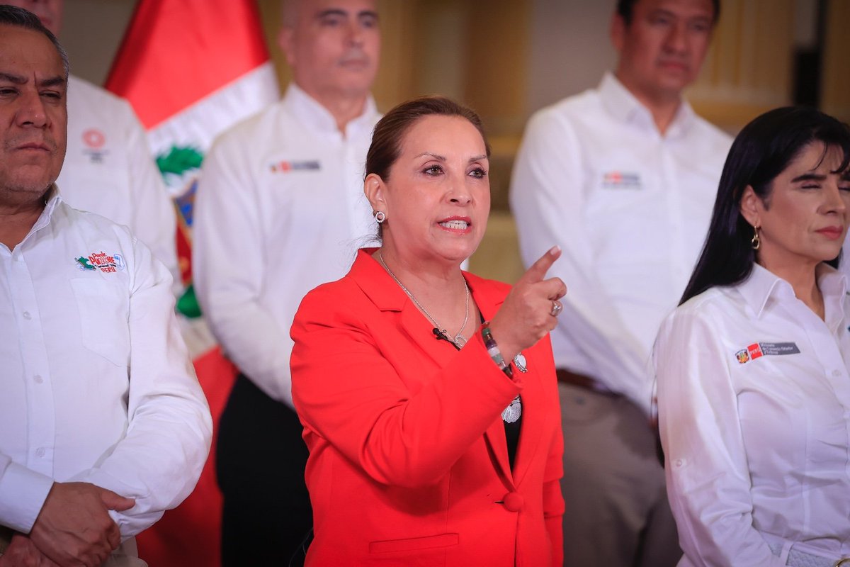cviguria's tweet photo. Al final, se podría decir que la presidenta mostró dientes porque se siente acorralada. Todo tras revelarse los nombres de sus "sobrinos" nuevamente, nexos y nuevos personajes vinculadas a sus cuentas. 

Pudo aclarar todo en su mensaje a la Nación y anunciar cambios de ministros, proponer derogar las leyes pro crimen... pero usó tiempo y cámaras para ejercer su propia defensa. 

La siguiente movida la tiene Fiscalía.