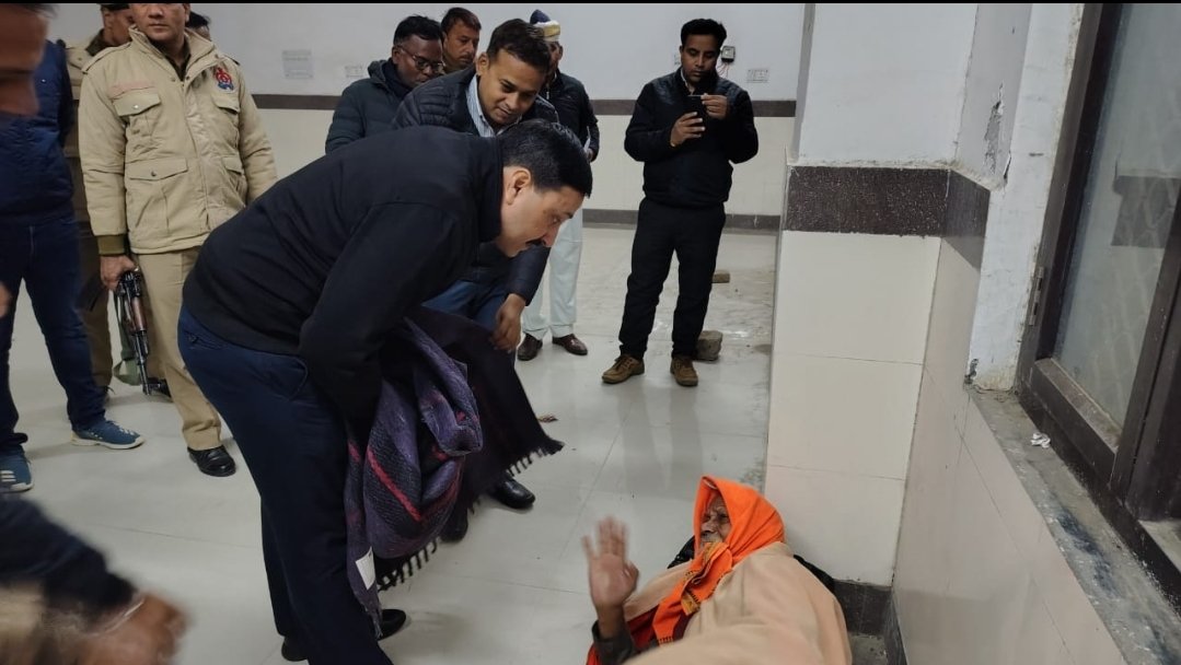 Lekhraj_ddehrs's tweet photo. बढ़ती ठंड के दृष्टिगत जिलाधिकारी महोदय ए���ं निरीक्षण टीम के साथ देर रात शहर में स्थित शेल्टर होम/ रेन बसेरा का निरीक्षण करते हुए ठंड से राहत पहुंचाने हेतु संबंधित अधिकारियों को आवश्यक निर्देश दिए एवं कंबल वितरण किए।
@rahat_up 
@ndmaindia 
@UpsdmA 
@dm_hathras https://t.co/SK5hNYOEmZ