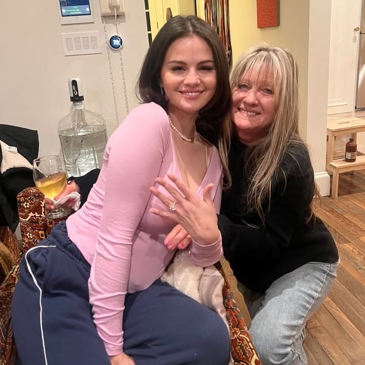 glowinglikesel's tweet image. Benny&apos;s family seems so kind (Unfortunately.... for the elephant in the room) and Selena&apos;s Nana is so cute. Beautiful. It&apos;s gonna take me a moment. #AWeek #UntilChristmas