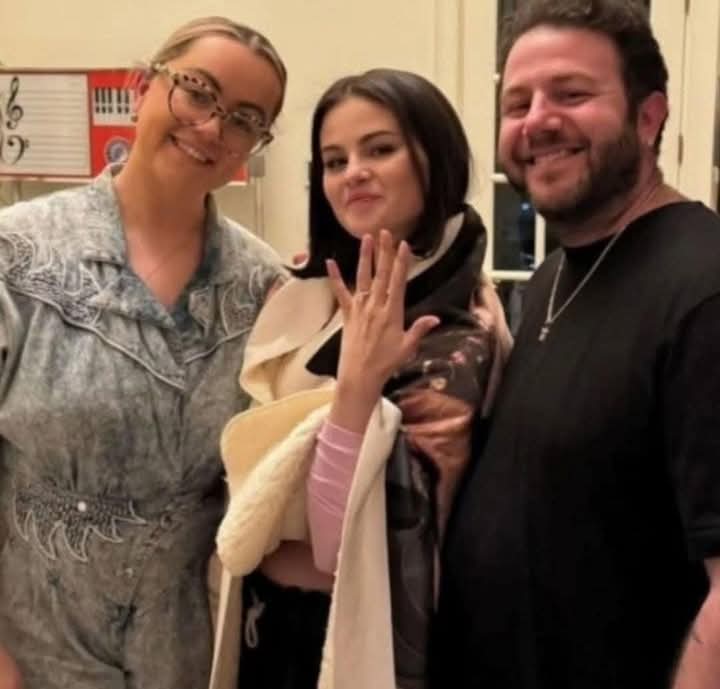 glowinglikesel's tweet image. Benny&apos;s family seems so kind (Unfortunately.... for the elephant in the room) and Selena&apos;s Nana is so cute. Beautiful. It&apos;s gonna take me a moment. #AWeek #UntilChristmas