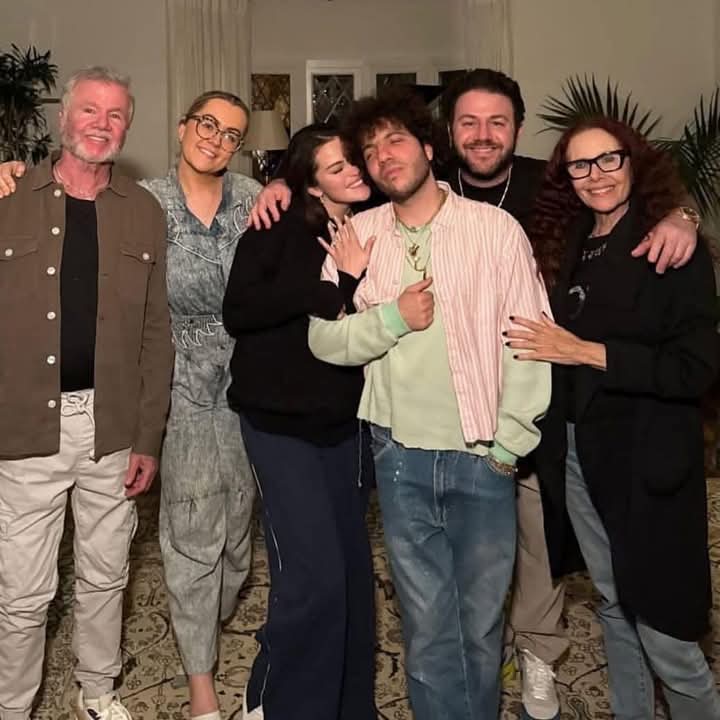 glowinglikesel's tweet image. Benny&apos;s family seems so kind (Unfortunately.... for the elephant in the room) and Selena&apos;s Nana is so cute. Beautiful. It&apos;s gonna take me a moment. #AWeek #UntilChristmas