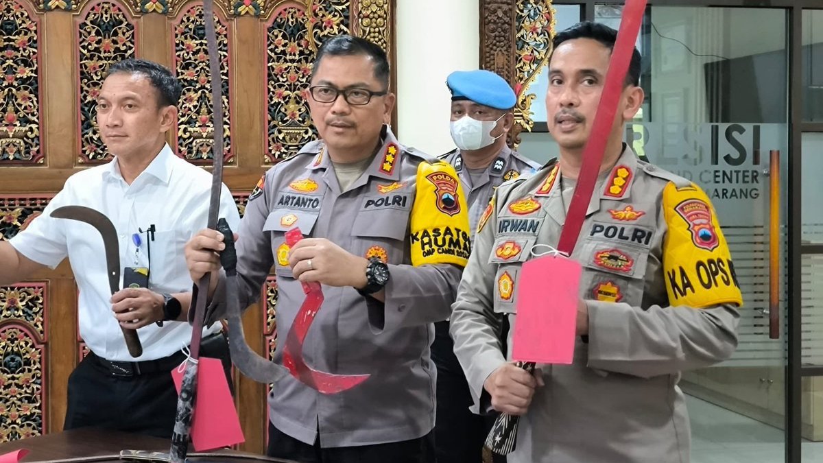 .
.
INI GA ADA NIAT DIUSUT APA YA ??!!!
Bukannya ini Perbuatan FATAL ya ??!!!

Gimana ini Pak Presiden <a href="/prabowo/">Prabowo Subianto</a> ??!!!
Anak buah Ndan <a href="/ListyoSigitP/">Listyo Sigit Prabowo</a> di Polrestabes Semarang ini ternyata Sakti ya ??!!!

Bantu Ramaikan Gaeesss ..
Pak Kapolrestabes Semarang ini biar DIPERIKSA
.
.