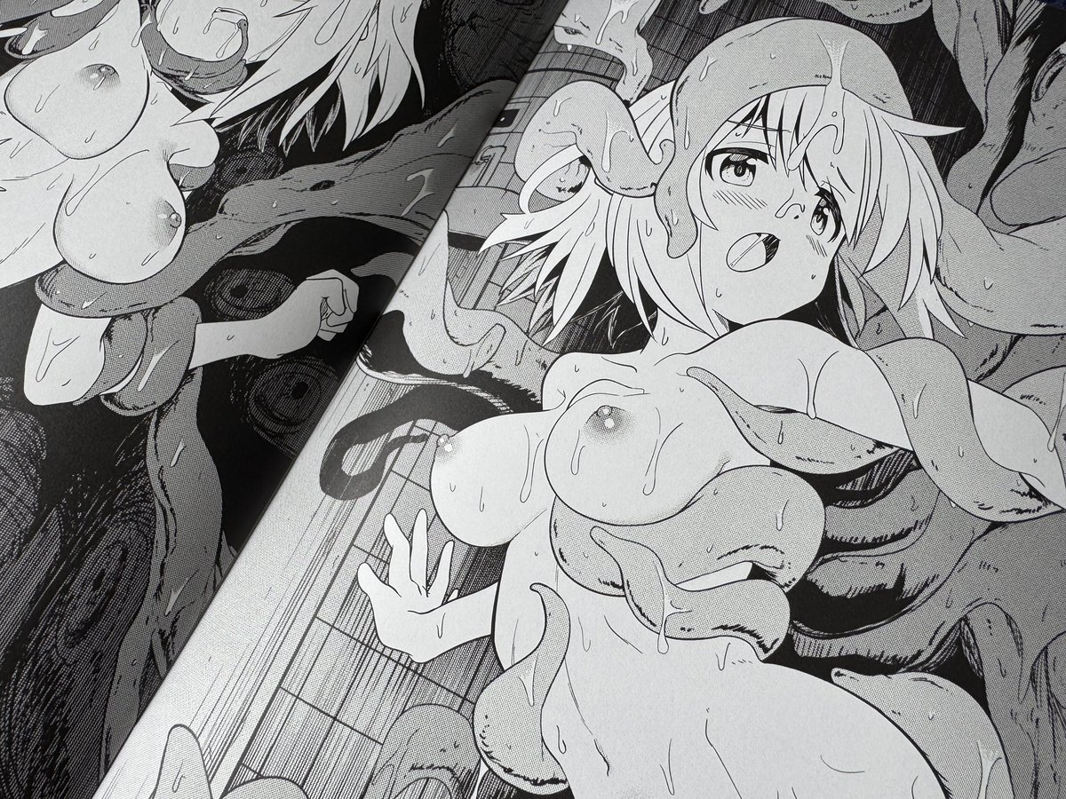 冬コミ新刊のサンプル届いたー。今回全部描き下ろしで6pほどのモノクロイラストと残りは性癖とか女の子描く時に気をつけてることとかの話し描いてます。
多分無いけどもしかしたら当日黒塗り修正するかも… 