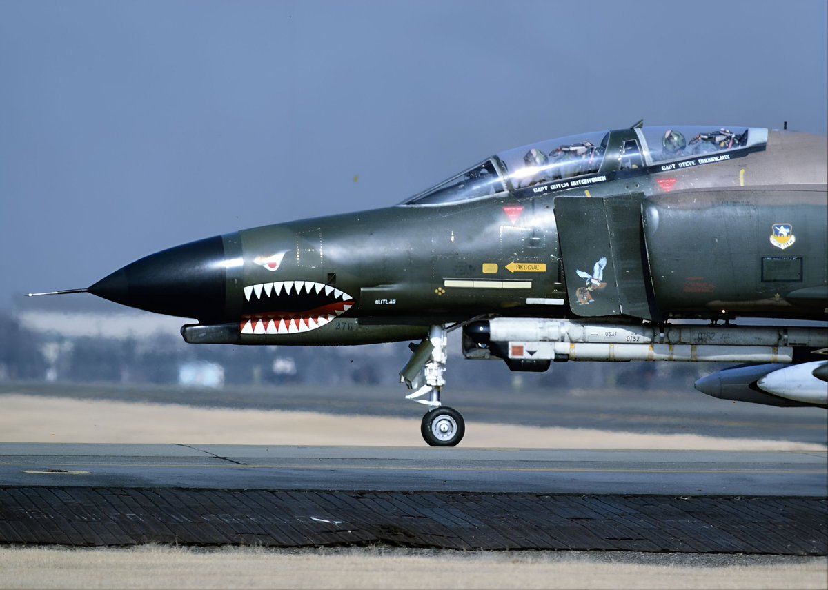 headdancer7's tweet image. ＃PhantomFriday 横田基地
F-4E 36TFS 51CW OSrd 68-0376、
67-0391、68-0353 1983。