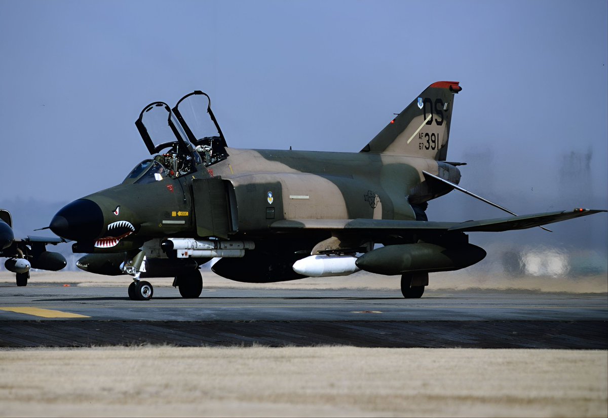 headdancer7's tweet image. ＃PhantomFriday 横田基地
F-4E 36TFS 51CW OSrd 68-0376、
67-0391、68-0353 1983。