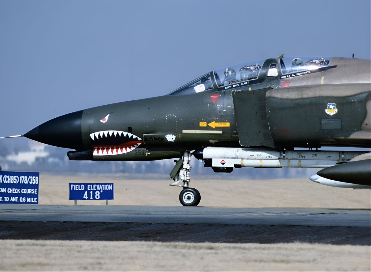 headdancer7's tweet image. ＃PhantomFriday 横田基地
F-4E 36TFS 51CW OSrd 68-0376、
67-0391、68-0353 1983。