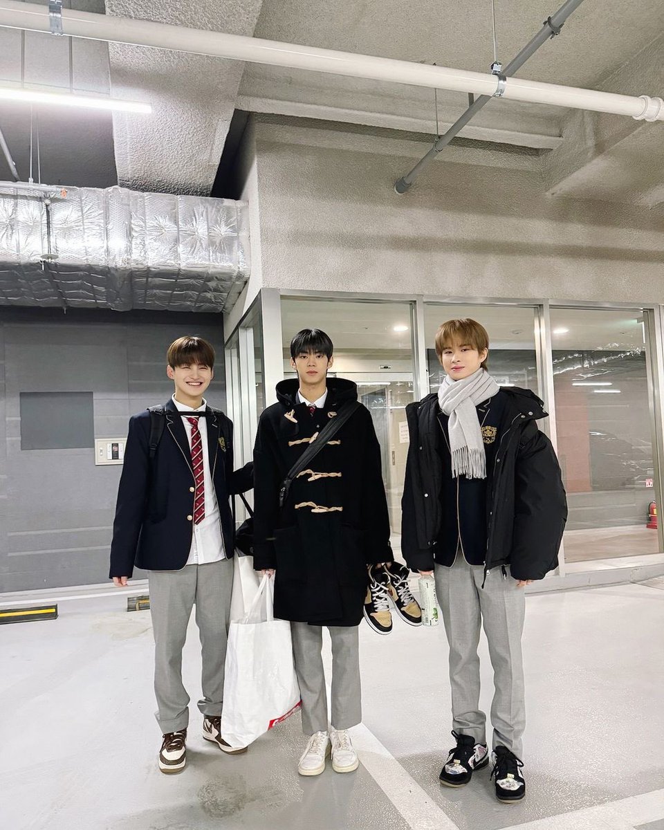 S2__130's tweet photo. 이 사진 처음봣을때 와 ㅈㄴ아기
가운데가 제일형아라고?
양옆방금태어난분내나는얼굴보고맞네 하게됨 https://t.co/xBbv8KRDmW