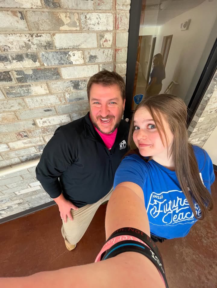 Todd_ESU's tweet photo. What an amazing day @swplains talking to future teachers of Kansas. Learning from some amazing educators &amp; learning about #KFTA! Thanks to @joecoles33, @KimberlyMauk Emily Davis for having us! The future is bright in SWKS
@USAKansas @ksdehq @KsCommissioner @Kansasjaybird https://t.co/9cbejQrevS