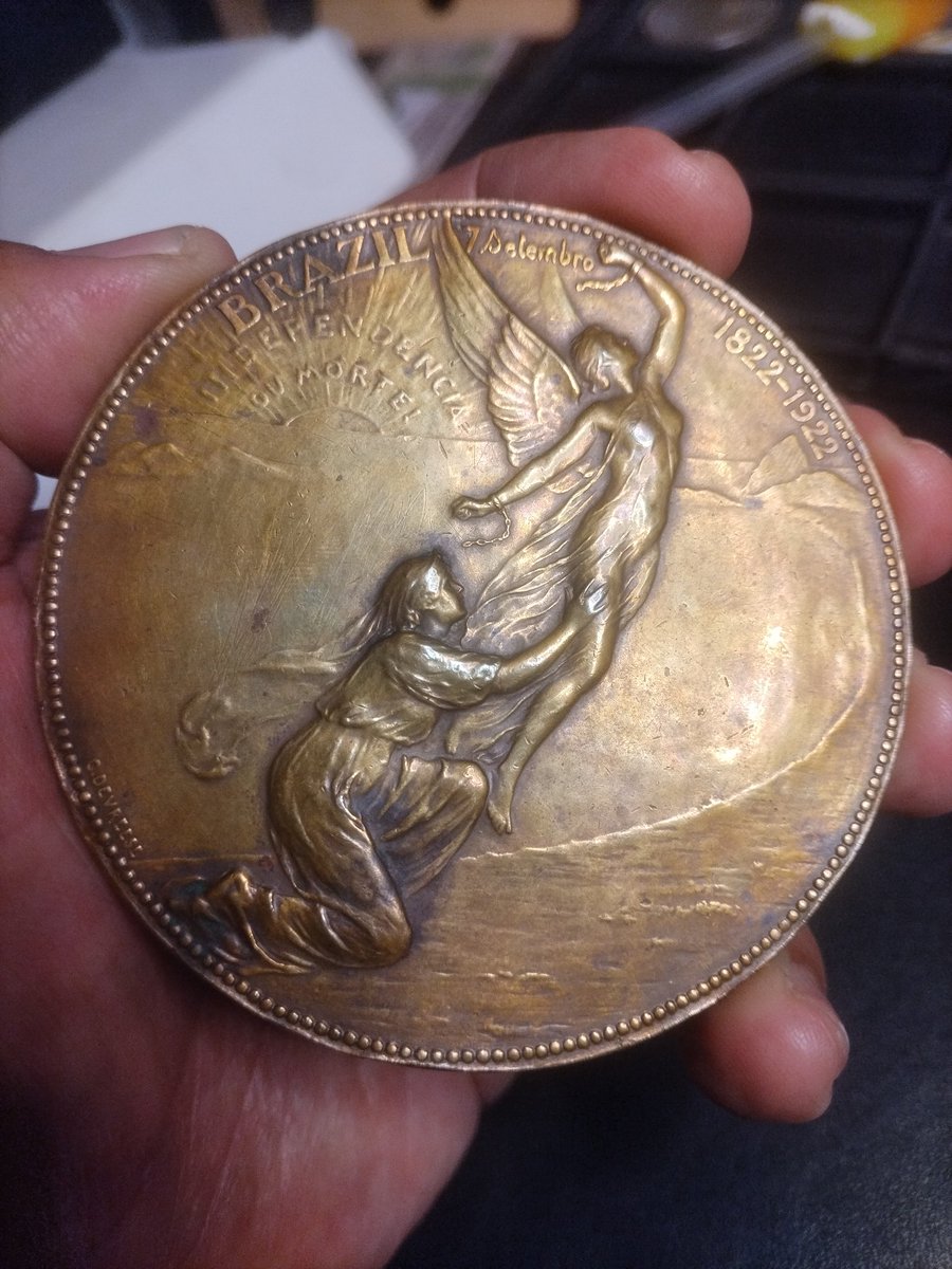 El_Numismatico's tweet photo. ¿Sabias que para comemorar su Primer Centenario de Independencia, en Brasil, se acuñó esta medallota en 1922?

Literal, es una escultura en miniatura, con alegorías a la Victoria y a la Libertad.

#numistuits
#México
#Brazil https://t.co/s9ZSVLLdle