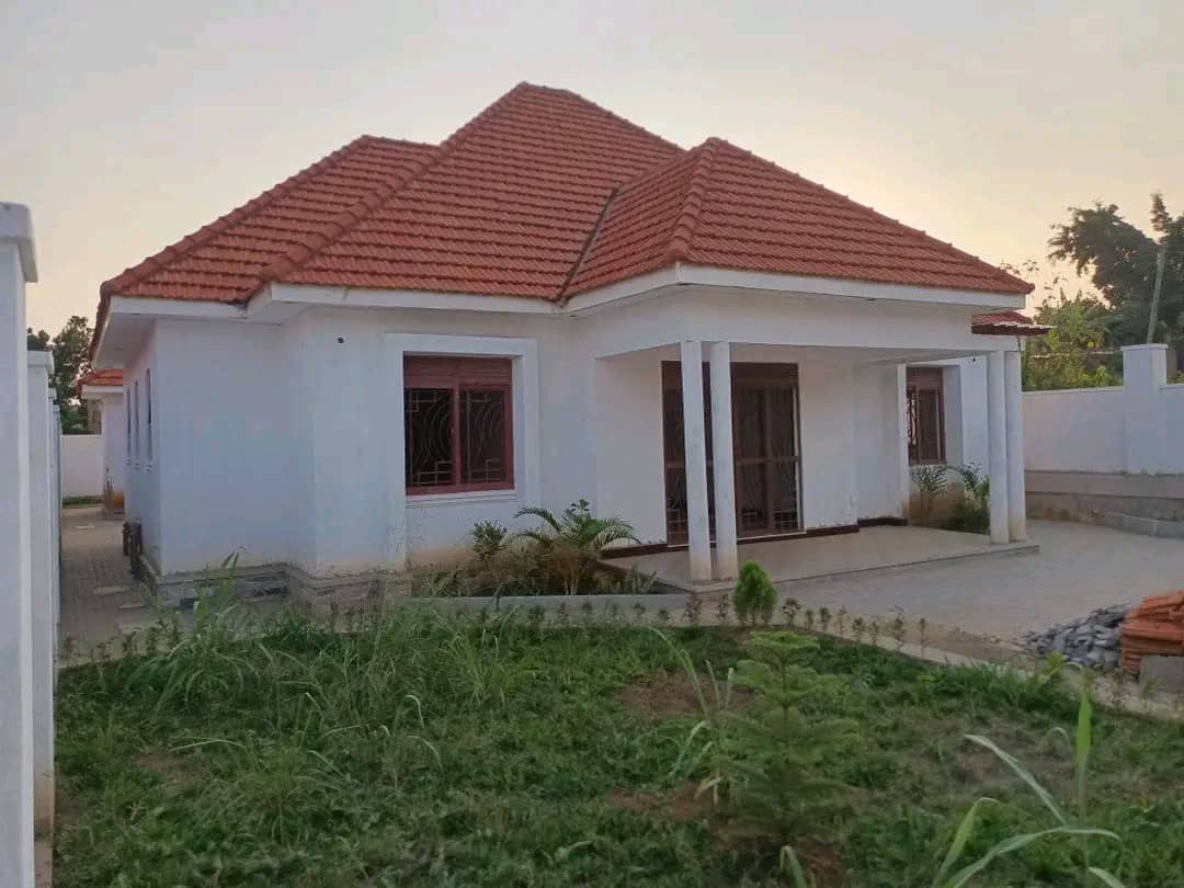 shukranproperty's tweet image. Brand New House for sale in Gayaza - Busukuma

#4bedrooms #3bathrooms and #2boy's_quarters

Seated on #14Decimals with private mailo title

Asking Price #180m_Ugx

Call 0706592177