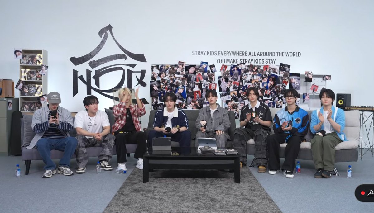 skzinfoespmx's tweet photo. El live de Stray Kids para la cuenta regresiva del lanzamiento del álbum HOPE, ya comenzó 🥹🥹🥹

STRAY KIDS HOP OUT NOW
#WalkinOnWater_OutNow
#우리_스키즈_정상컴백_合니다
#WalkinOnWater @Stray_Kids https://t.co/igzXe8BhqQ