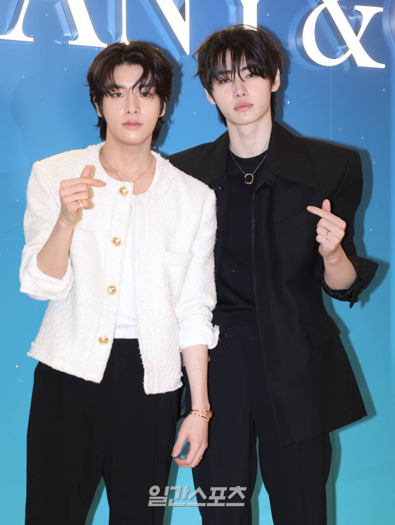 enhypenupdates's tweet photo. [PHOTO] 241213

Jake and Sunghoon at the Tiffany House of ICONs Pop-Up Store Photo Call | K-Media Photo (1)

@ENHYPEN_members @ENHYPEN #ENHYPEN #엔하이픈 https://t.co/Syn7C0tm1y