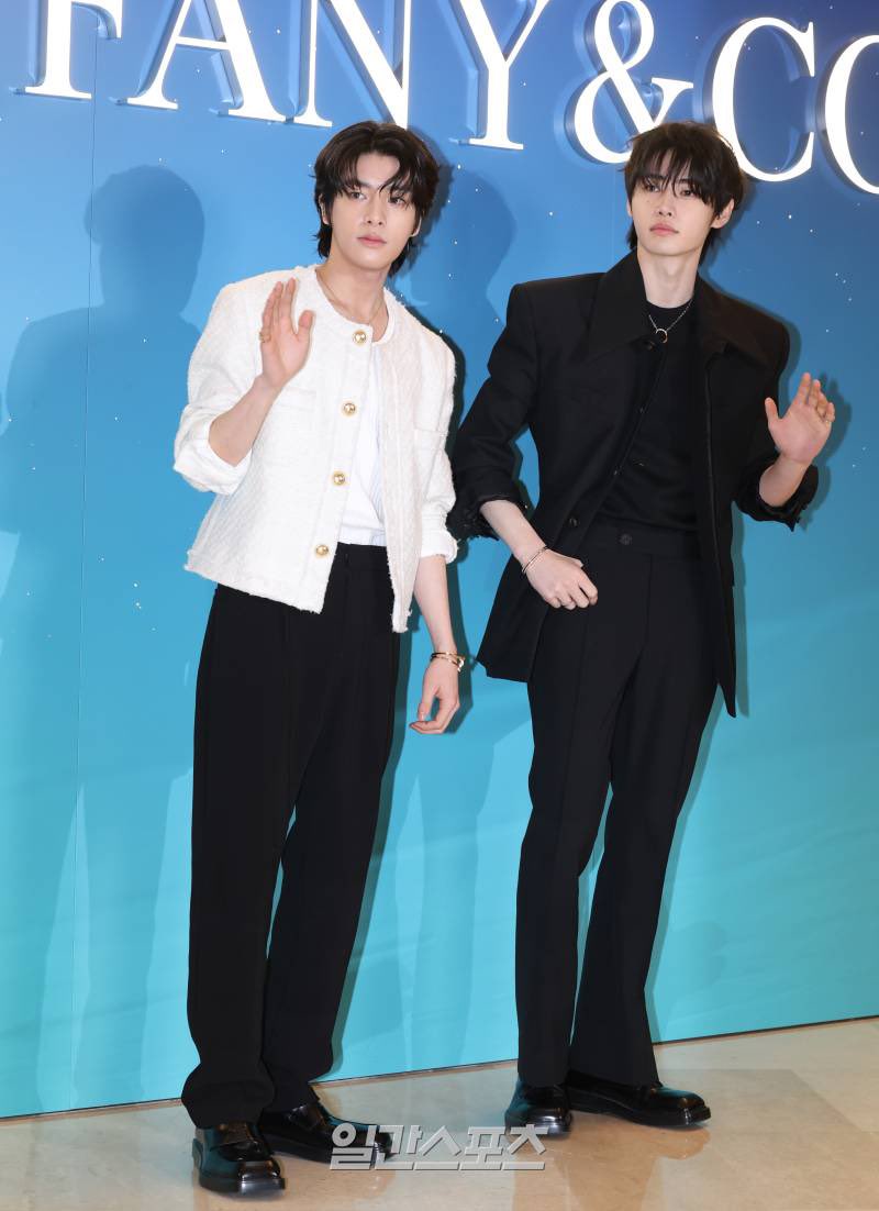 enhypenupdates's tweet photo. [PHOTO] 241213

Jake and Sunghoon at the Tiffany House of ICONs Pop-Up Store Photo Call | K-Media Photo (1)

@ENHYPEN_members @ENHYPEN #ENHYPEN #엔하이픈 https://t.co/Syn7C0tm1y