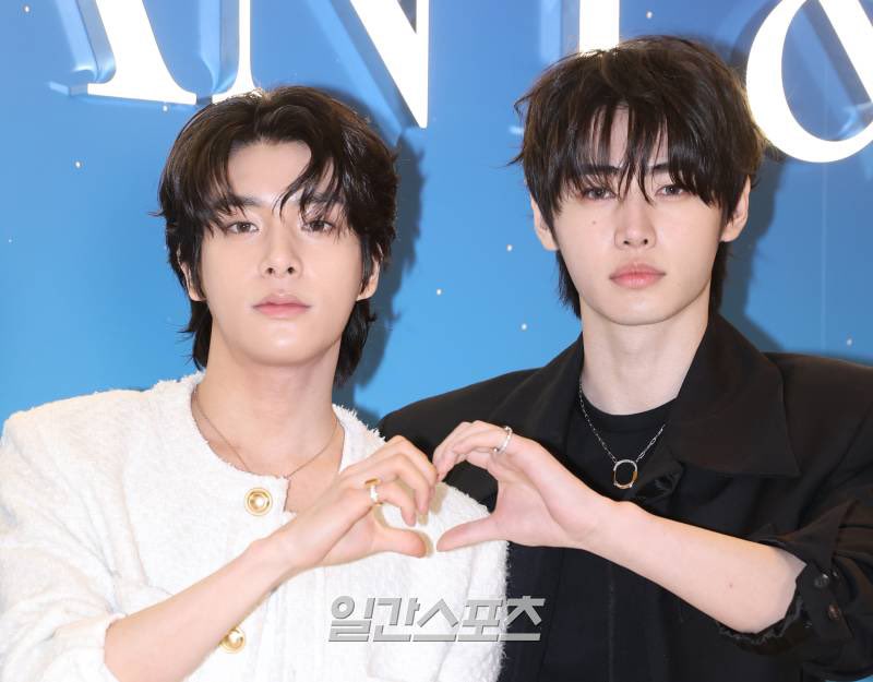 enhypenupdates's tweet photo. [PHOTO] 241213

Jake and Sunghoon at the Tiffany House of ICONs Pop-Up Store Photo Call | K-Media Photo (1)

@ENHYPEN_members @ENHYPEN #ENHYPEN #엔하이픈 https://t.co/Syn7C0tm1y