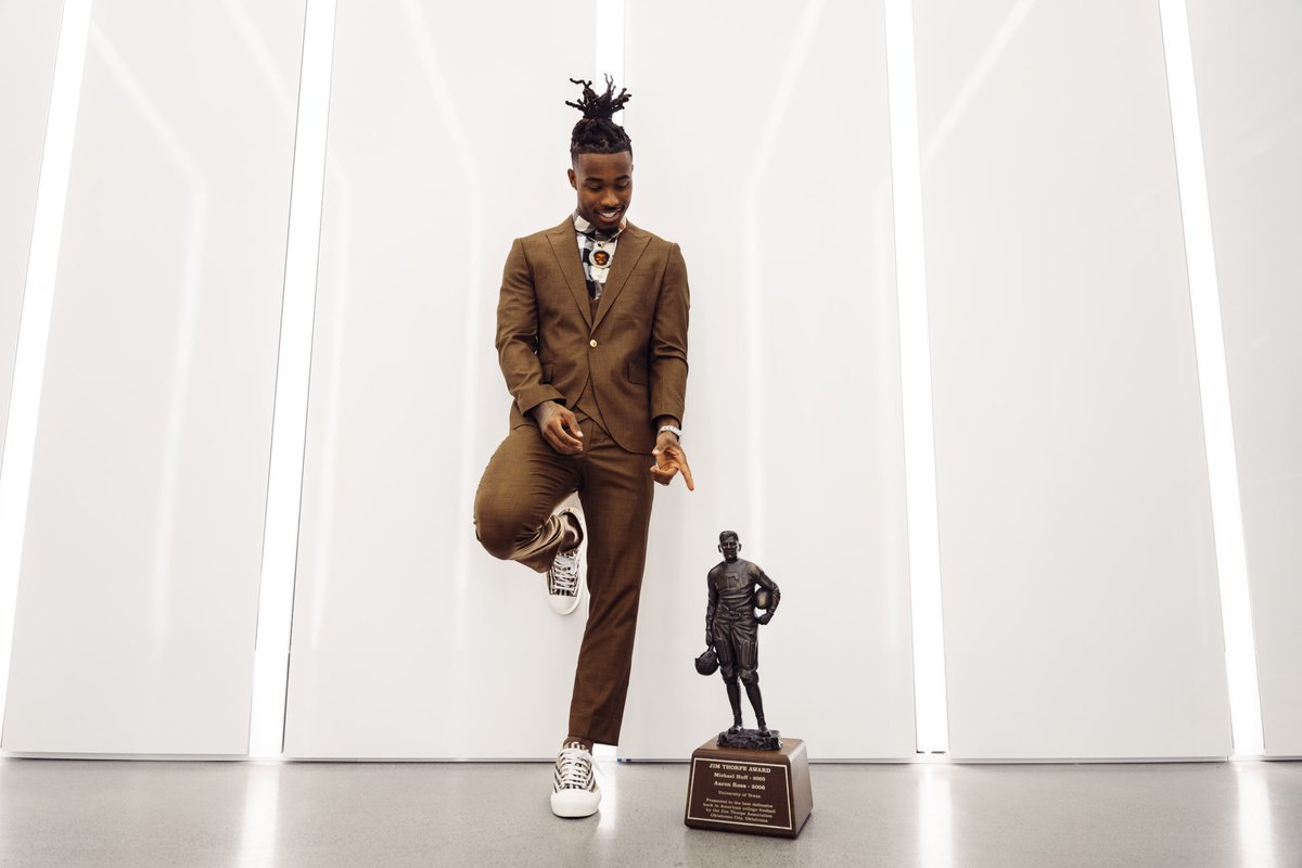 TexasFootball's tweet photo. It’s a great night to be a Longhorn 🤘

@Kelvinbanksjr12 x @Officia1dae https://t.co/JvwOuobCst