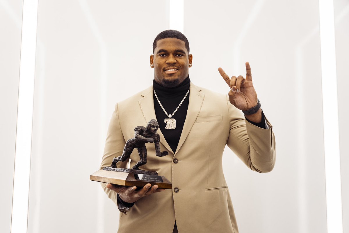 TexasFootball's tweet photo. It’s a great night to be a Longhorn 🤘

@Kelvinbanksjr12 x @Officia1dae https://t.co/JvwOuobCst