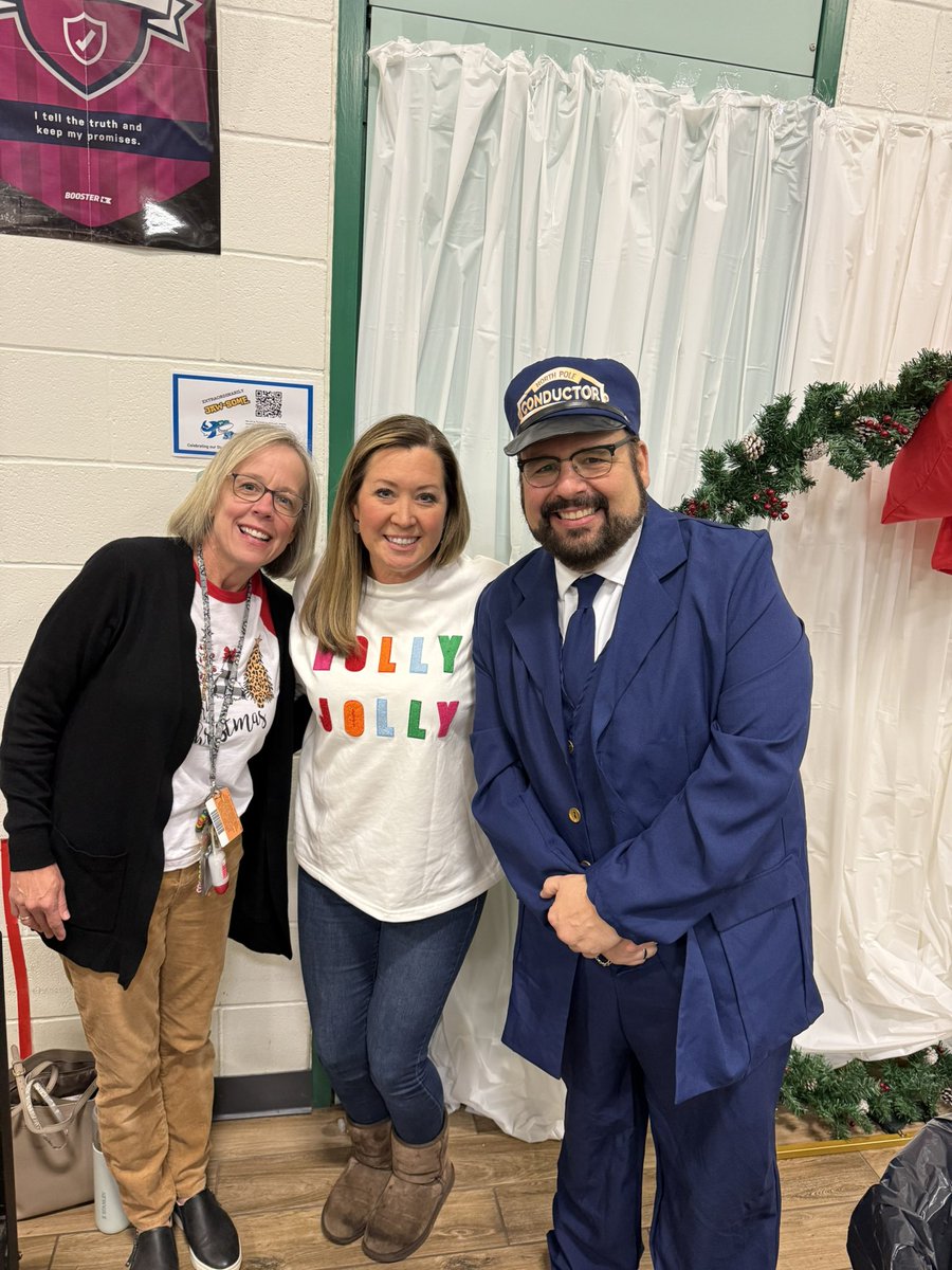 GMBushnell's tweet photo. Love our staff at SFE! We have so much fun, and we love kids! @HumbleISD_SFE  @PtaSfe https://t.co/IQuaD7FQTl