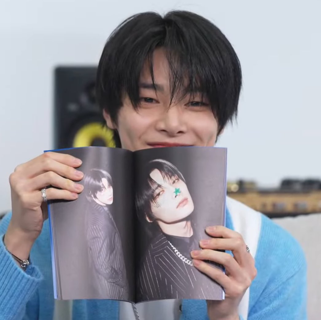 코에 별 스티커 붙인거 .. 
아 귀여워 ..