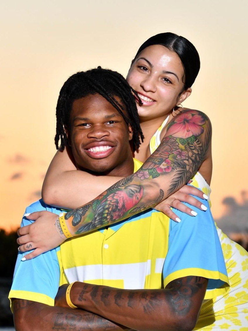 VideoMixtape_'s tweet photo. Cam’ron and Mase on Travis Hunter fiancé saying “He wasn’t my type”. 

Cam: “Me personally, I would get far away from her. 

Mase: She doesn't give off the energy like she really love him and that's really alarming…he plays offense and defense, he should be able to see that. https://t.co/v384BW5Dyt