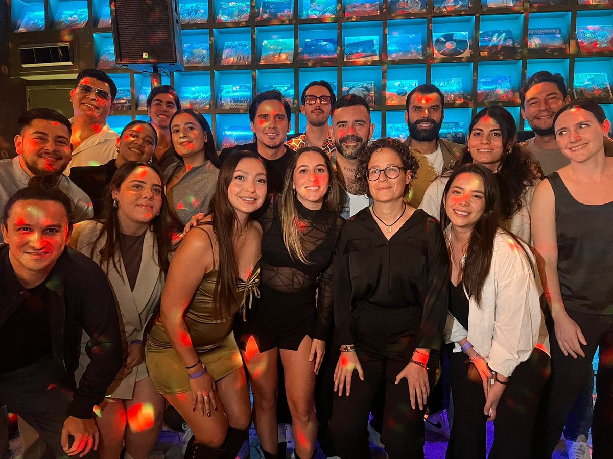 Qué increíble diálogo el que tuve con un grupo de generadores de contenido de viajes y gastronomía tapatíos. Tenemos la misión conjunta de narrar las mejores historias de Jalisco para el mundo, y sonaremos fuerte!