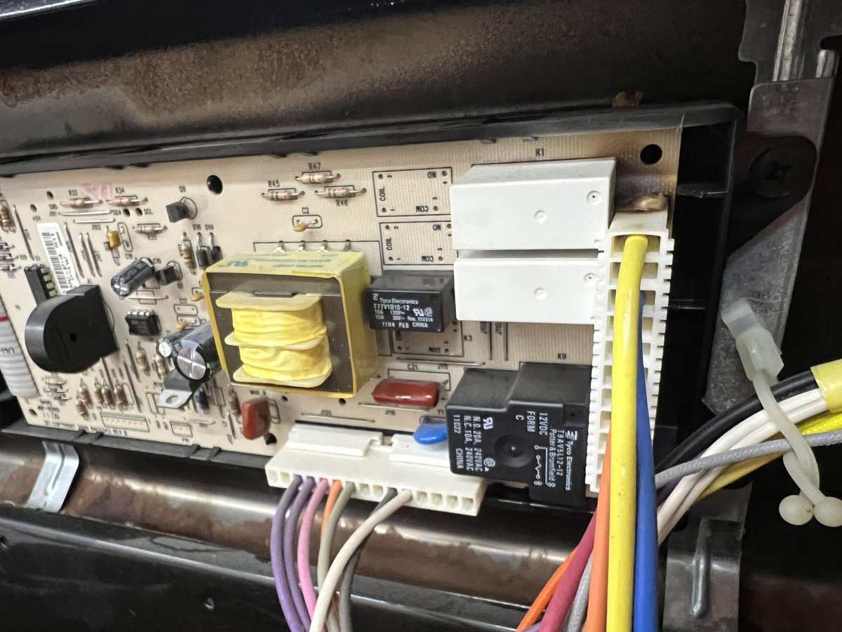 SengixTeam's tweet photo. Kenmore Electric Range Troubles? ⚡

If your range isn’t heating, holding temp, or turning on, don’t DIY! 240 volts = serious risks.

Smelling burning wires or tripping breakers? Disconnect it ASAP!

Call SENGIX for fast, safe, and reliable repairs in NY &amp; NJ.
#Sengix https://t.co/oX0xPQy0OH