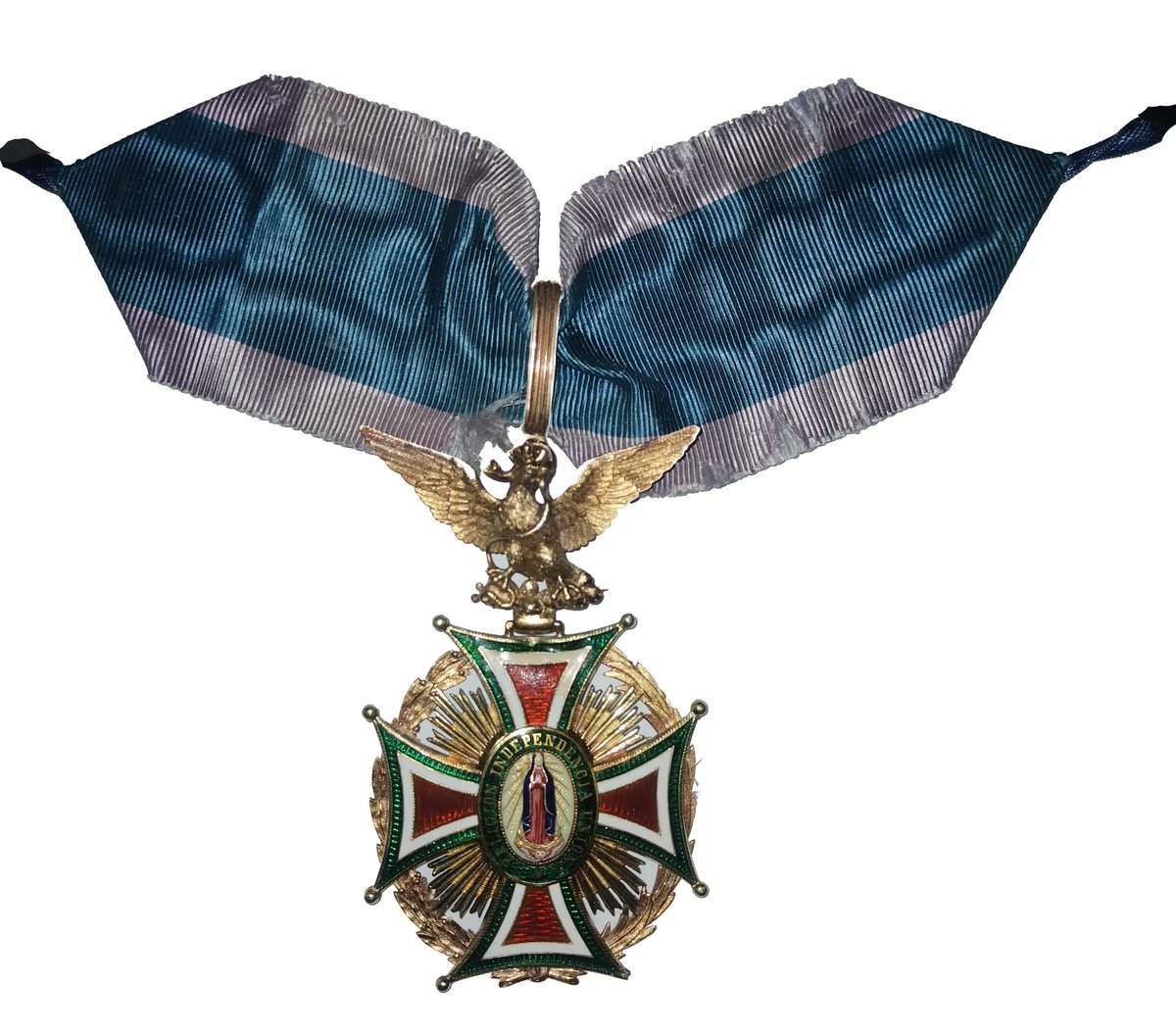 RicardoBSalinas's tweet photo. Hoy que todo México celebra la fiesta de la Virgen de Guadalupe, en @ColeccionesRSP quiero platicarles de objetos muy peculiares, se trata un par de medallas de la Orden Imperial de Guadalupe, una distinción que se creó en el siglo XIX durante la guerra de independencia, para reconocer el valor y arrojo de los héroes en favor de México. Estas medallas se entregaron en tiempos de Agustín de Iturbide, Antonio López de Santa Anna y Maximiliano de Habsburgo, resaltando su importancia a lo largo de diferentes etapas históricas.

Esta medalla no era para cualquiera. Solo los más valientes, aquellos que se la jugaron toda por la patria, recibían este honor. La primera vez que se entregó fue en 1821, justo cuando México logró su independencia.

Es evidente que esta medalla no solo era un símbolo de reconocimiento, sino que también tenía un valor espiritual. Los que la recibían sentían que estaban protegidos desde lo divino.

Así que, la próxima vez que veas una Medalla, ya sabes, es mucho más que metal y cinta; es un pedacito de la historia.

Hoy les comparto algunas imágenes de la “villa de Guadalupe” de Briquet y de dos medallas de la Orden de Guadalupe (de tiempos de Maximiliano) que tengo en mi colección.

#HistoriaDeMéxico
#MedallaDeGuadalupe
#CulturaMexicana