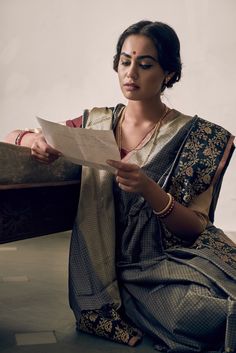 कुछ खतों को आज भी सहेज कर 
रख रखा है मैंने
क्यूंकि इक ख़ूबसूरत गुज़रा हुआ ज़माना 
क़ैद हुआ पड़ा उनके भीतर...!❣️
#संजू
