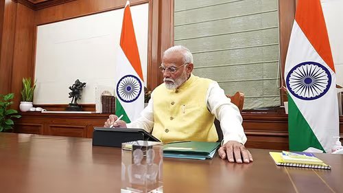 garrywalia_'s tweet image. वन नेशन-वन इलेक्शन के फायदे

◾️एक देश एक चुनाव का सबसे बड़ा फायदा यह है कि चुनाव का खर्च घट जाएगा , बार बार ट्रांसपोर्टेशन और अन्य खर्चे नहीं एचके गे 
◾️अलग-अलग चुनाव कराने पर हर बार भारी-भरकम राशि खर्च होती है. बार-बार चुनाव होने से प्रशासन और सुरक्षा बलों पर बोझ पड़ता है,…