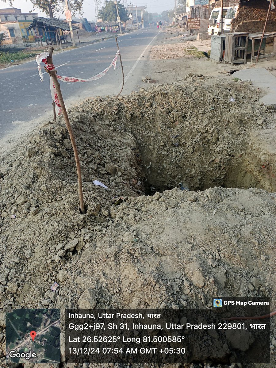 Dev14172452's tweet photo. @PMOIndia @narendramodi @nitin_gadkari @myogiadityanath @myogioffice @DmAmethi #Amethi महोदय इन्हौना से शुकुल बजार रोड बन गई जैसे तैसे लेकिन साइड में मिट्टी भराई नहीं हुई जहां मिट्टी भराई दुकान वालो ने वहां पाइप लाइन, डाटा केबिल वाले आए दिन गढ्ढे खोद रहे इससे दुर्घटना हो सकती है https://t.co/6uQL0n3URh