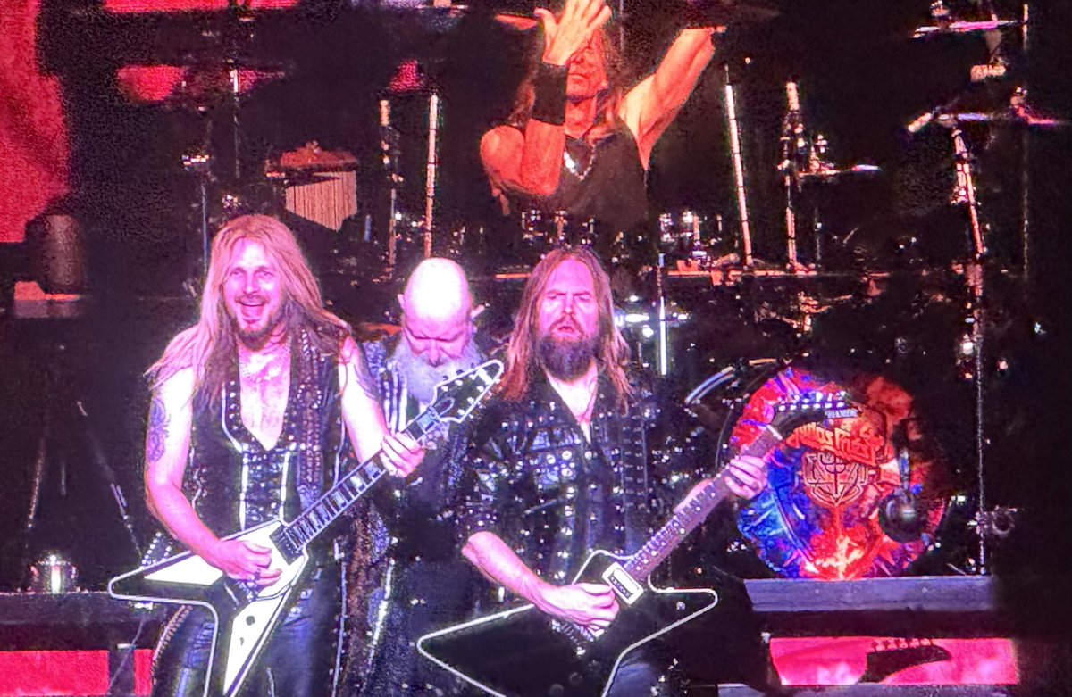 AZLETX's tweet photo. ロブ爺、サイコーでした😍
メタルゴッド🤘🤘🤘
#JudasPriest 
#12月12日 https://t.co/ffFhScx20Q