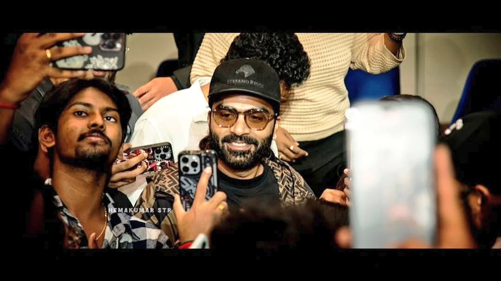 KarthickRockka1's tweet photo. Thalaivan STR so cute 🥰✨🌟

Oru Thalaivan STR ❤️ 
@SilambarasanTR_ na ❤️ 

#SilambarasanTR #Atman #YuvanShankarRaja #yuvanLiveInconcert #yuvanLiveconcertSingapore https://t.co/UAOZLweMKG
