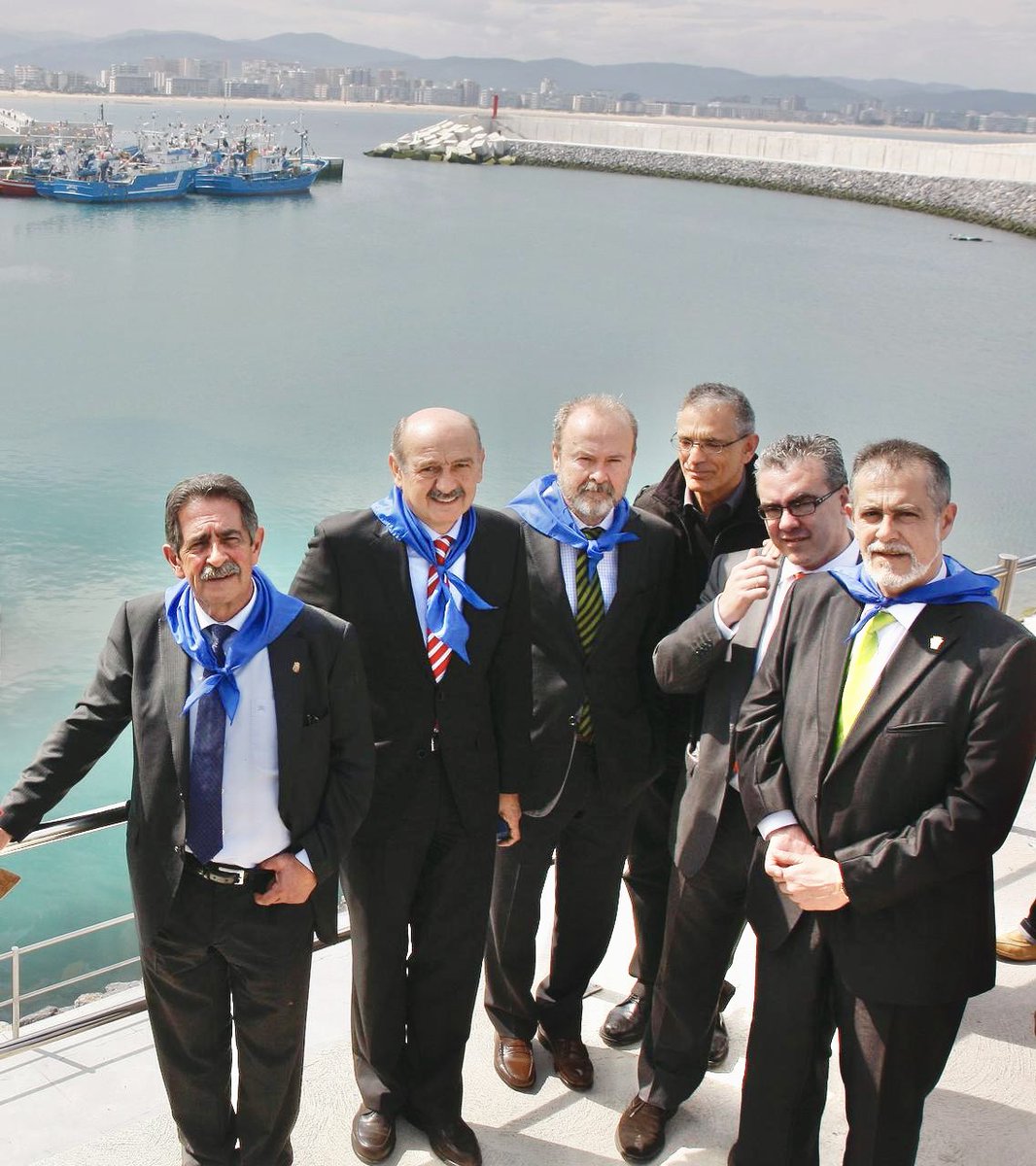 Esta semana falleció J.M. Díaz Ortiz, ex director general de Puertos, con quién tuve el placer de trabajar como consejero de Obras Públicas.
👏 Fue el número 1 en su promoción y también como compañero y persona.
📸 Inauguración del Puerto de #Laredo en 2011. Él fue pieza clave.